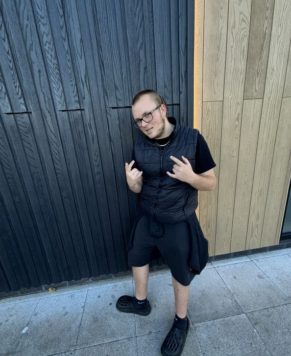 picture of V1NN1E posing cooly